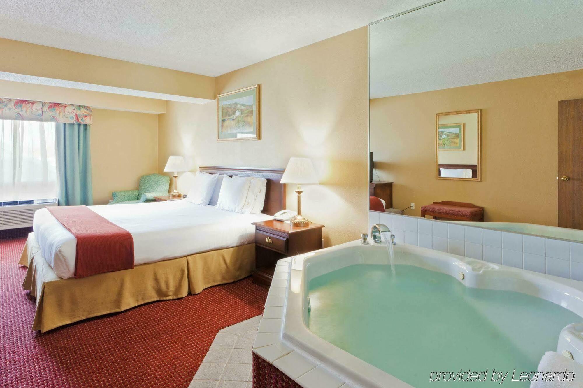 Holiday Inn Express Irwin Pa Tpk Exit 67 By Ihg Room photo